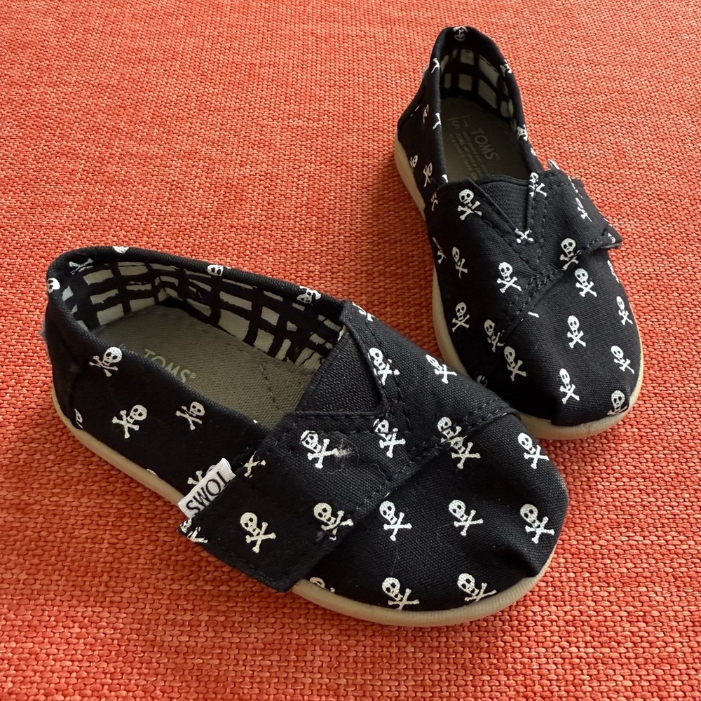 Nearly NEW Toms skull & crossbones shoes Halloween Spooky ☠️ Gender neutral
